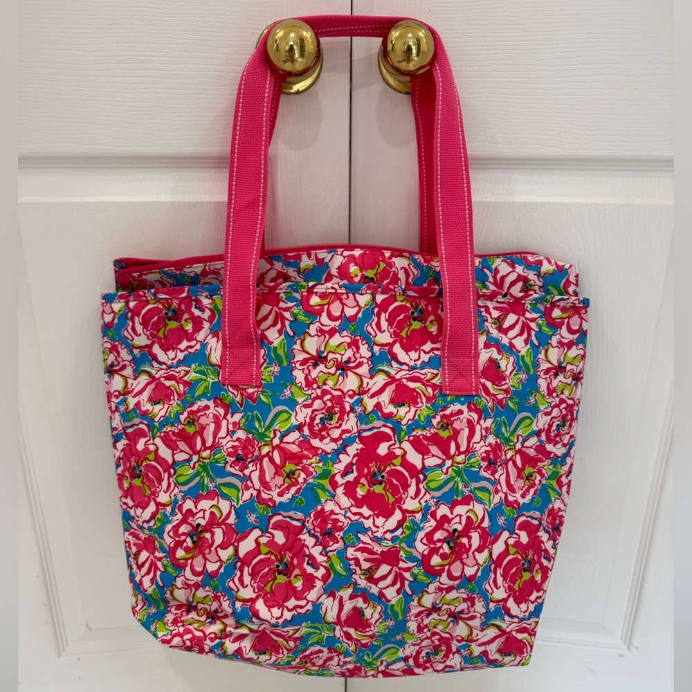 Lilly Pulitzer cooler tote bag. Never used. One outside pocket. Zip closure.